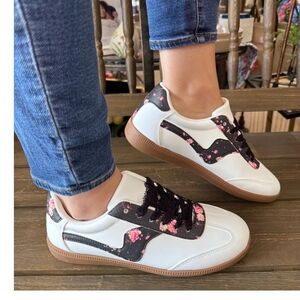 NIB Outwoods White and Black Floral-Accent Women's Sneaker Size 10